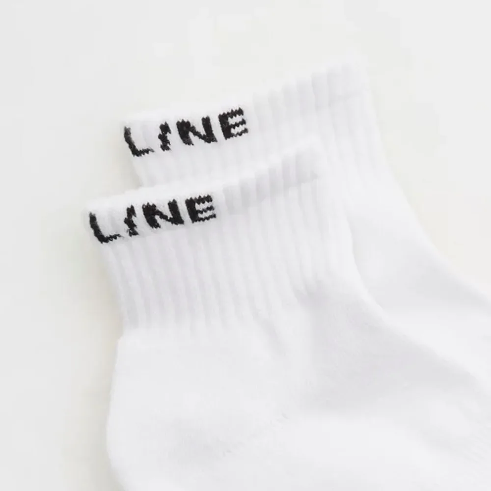 OFFLINE White Short Crew Black Back Ankle Logo Cotton Socks
